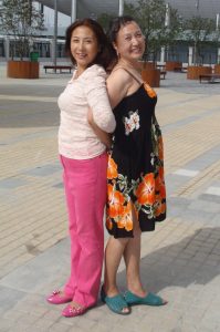 熟女钟姐穿短裙在世博会游玩