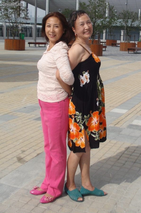 熟女钟姐穿短裙在世博会游玩[第1张/共10张]