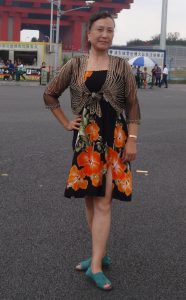 熟女钟姐穿短裙在世博会游玩