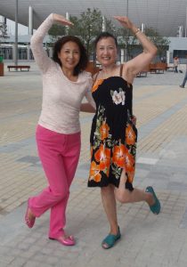 熟女钟姐穿短裙在世博会游玩