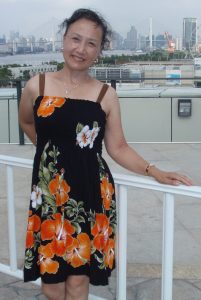 熟女钟姐穿短裙在世博会游玩