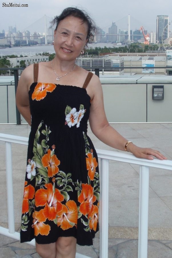 熟女钟姐穿短裙在世博会游玩[第4张/共10张]