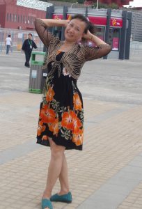 熟女钟姐穿短裙在世博会游玩