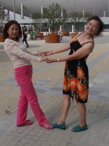 熟女钟姐穿短裙在世博会游玩