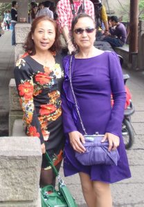 熟女钟姐的好姐妹一起旅游,穿黑丝短裙不小心露底