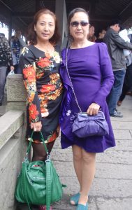 熟女钟姐的好姐妹一起旅游,穿黑丝短裙不小心露底