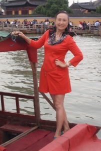 熟女钟姐和另一位姐姐坐船在上海游玩