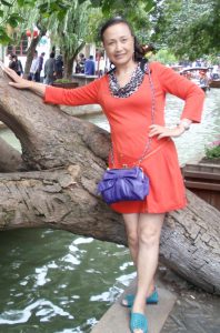 熟女钟姐和另一位姐姐坐船在上海游玩