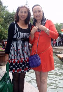 熟女钟姐和另一位姐姐坐船在上海游玩