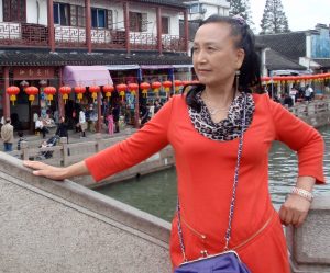 熟女钟姐和另一位姐姐坐船在上海游玩