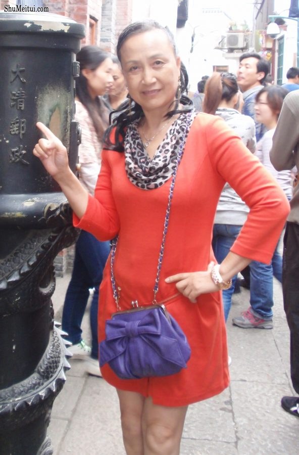 熟女钟姐和另一位姐姐坐船在上海游玩[第3张/共22张]