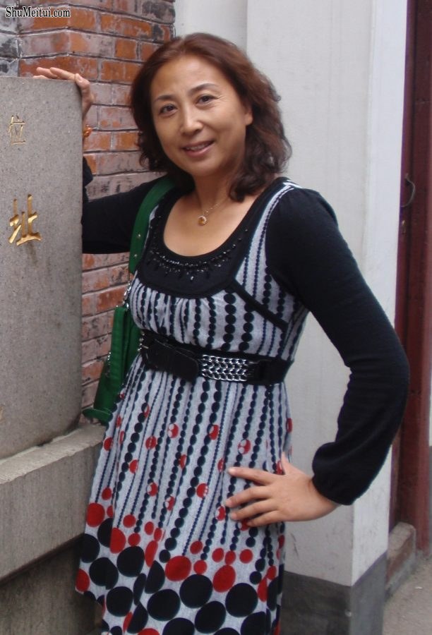 熟女钟姐和另一位姐姐坐船在上海游玩[第5张/共22张]