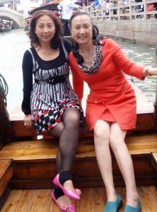 熟女钟姐和另一位姐姐坐船在上海游玩