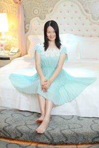 优雅的女人Elin姐大床上秀美足