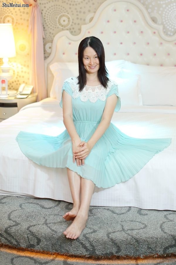 优雅的女人Elin姐大床上秀美足[第1张/共9张]