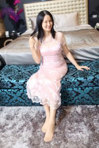 丰满的美女Elin姐粉色长裙+白色旗袍脚上穿的都是高质量丝袜