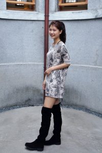 美丽人妻CC姐短裤长靴美腿