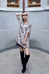 美丽人妻CC姐短裤长靴美腿