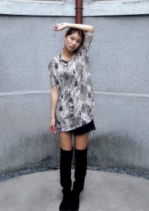 美丽人妻CC姐短裤长靴美腿