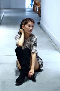 美丽人妻CC姐短裤长靴美腿