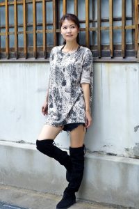 美丽人妻CC姐短裤长靴美腿