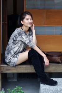 美丽人妻CC姐短裤长靴美腿