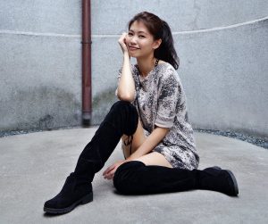 美丽人妻CC姐短裤长靴美腿