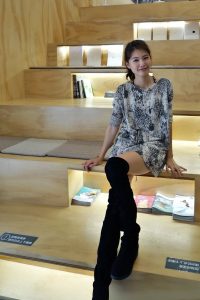 美丽人妻CC姐短裤长靴美腿