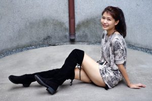 美丽人妻CC姐短裤长靴美腿