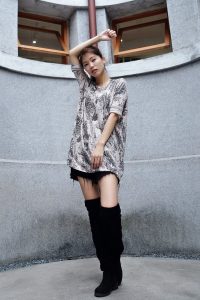 美丽人妻CC姐短裤长靴美腿