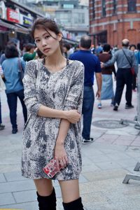 美丽人妻CC姐短裤长靴美腿