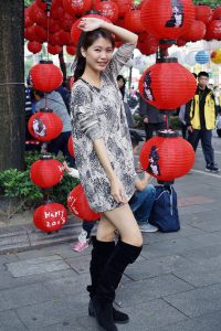 美丽人妻CC姐短裤长靴美腿