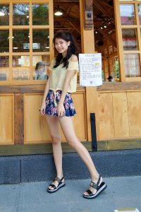 美丽人妻CC姐短裙里边套了一条短裤真会玩