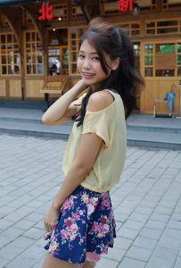 美丽人妻CC姐短裙里边套了一条短裤真会玩