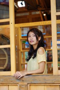 美丽人妻CC姐短裙里边套了一条短裤真会玩