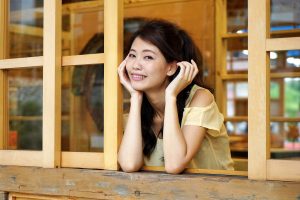 美丽人妻CC姐短裙里边套了一条短裤真会玩