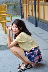 美丽人妻CC姐短裙里边套了一条短裤真会玩