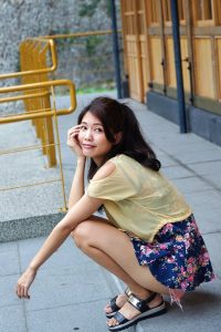 美丽人妻CC姐短裙里边套了一条短裤真会玩