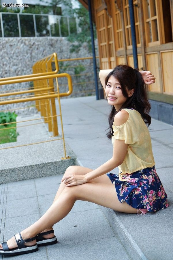 美丽人妻CC姐短裙里边套了一条短裤真会玩[第19张/共82张]