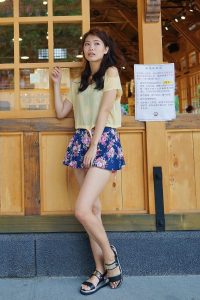 美丽人妻CC姐短裙里边套了一条短裤真会玩