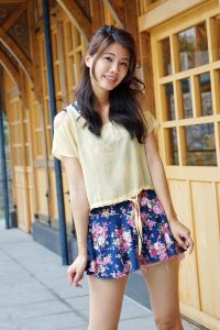 美丽人妻CC姐短裙里边套了一条短裤真会玩