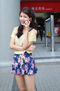 美丽人妻CC姐短裙里边套了一条短裤真会玩