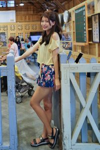 美丽人妻CC姐短裙里边套了一条短裤真会玩