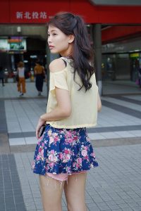 美丽人妻CC姐短裙里边套了一条短裤真会玩