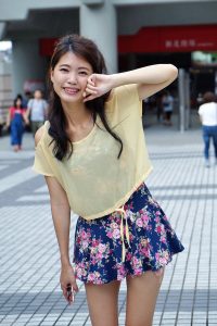 美丽人妻CC姐短裙里边套了一条短裤真会玩