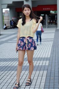 美丽人妻CC姐短裙里边套了一条短裤真会玩