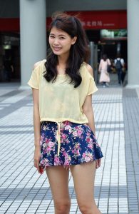 美丽人妻CC姐短裙里边套了一条短裤真会玩