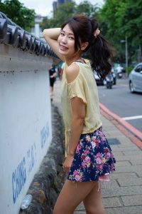 美丽人妻CC姐短裙里边套了一条短裤真会玩