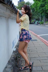 美丽人妻CC姐短裙里边套了一条短裤真会玩