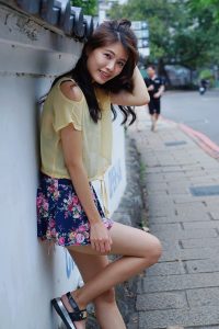 美丽人妻CC姐短裙里边套了一条短裤真会玩